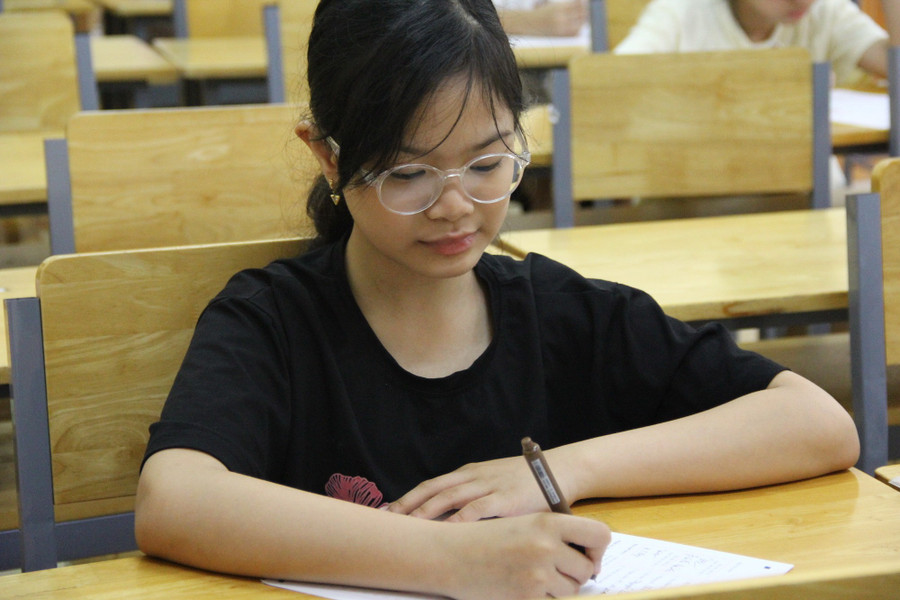 Nắn nót điền thông tin vào phiếu trả lời trắc nghiệm. img-0734.jpg
