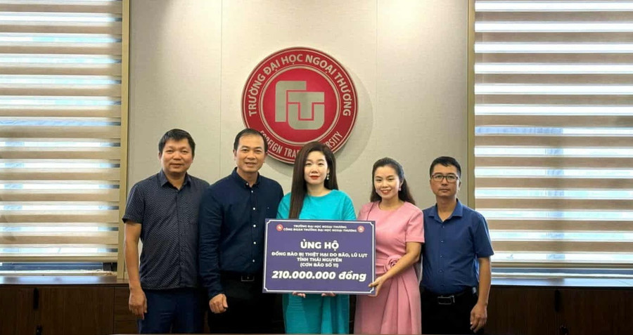 Trường ĐH Ngoại thương chung tay ủng hộ cho đồng bào tại những địa phương bị ảnh hưởng, thiệt hại nặng nề do hai cơn bão số 10 và số 11 vừa qua. Ản: Website Nhà trường. unghodongbaojpeg2.jpg