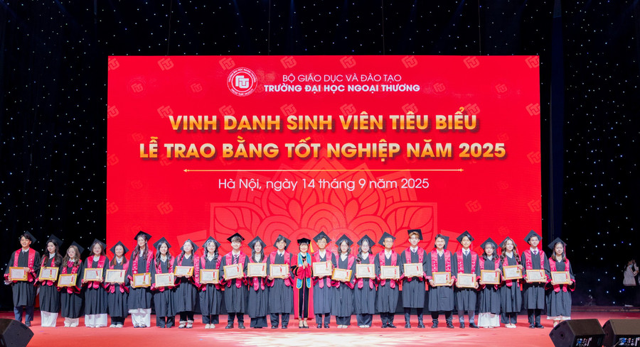 Vinh danh, khen thưởng những sinh viên xuất sắc. traobangtotnghiep-2.jpg