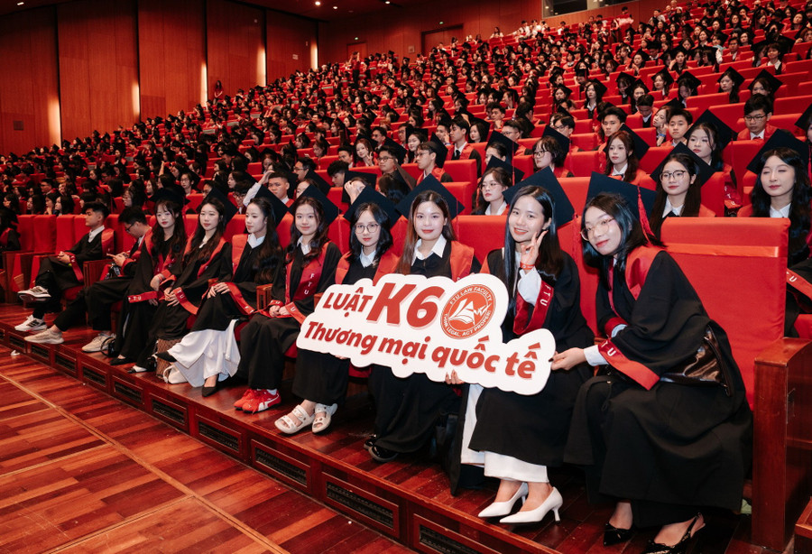 Niềm vui trong ngày nhận bằng tốt nghiệp. traobangtotnghiep-6.jpg