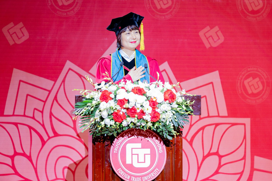 PGS.TS Phạm Thu Hương - Hiệu trưởng Trường ĐH Ngoại thương truyền cảm hứng tới tân sinh viên. traobangtotnghiep-8.jpg