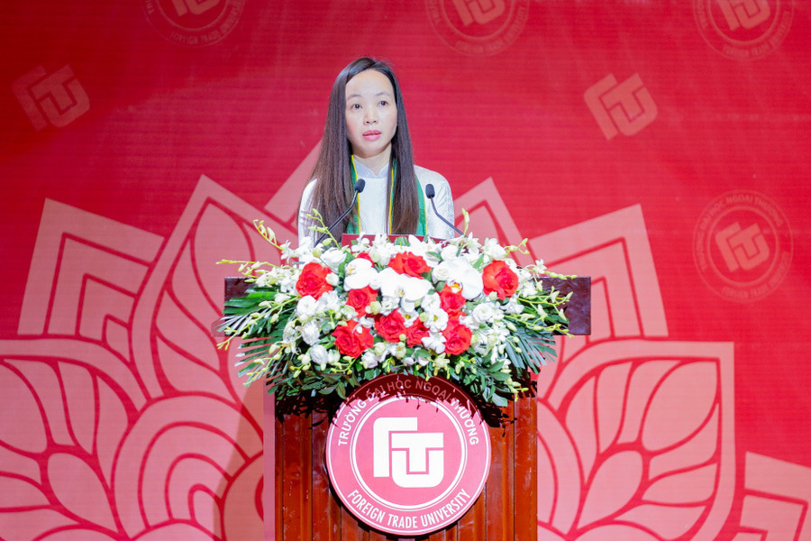 Bà Phạm Thanh Hà – Phó trưởng Phòng phụ trách Phòng Quản lý đào tạo, Trường ĐH Ngoại thương báo cáo tại buổi lễ. traobangtotnghiep-7.jpg