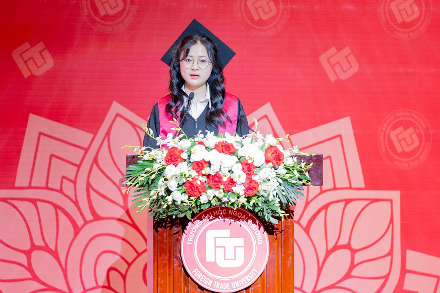 Tân cử nhân Nguyễn Thị Kim Oanh chia sẻ tại buổi lễ. traobangtotnghiep-9.jpg