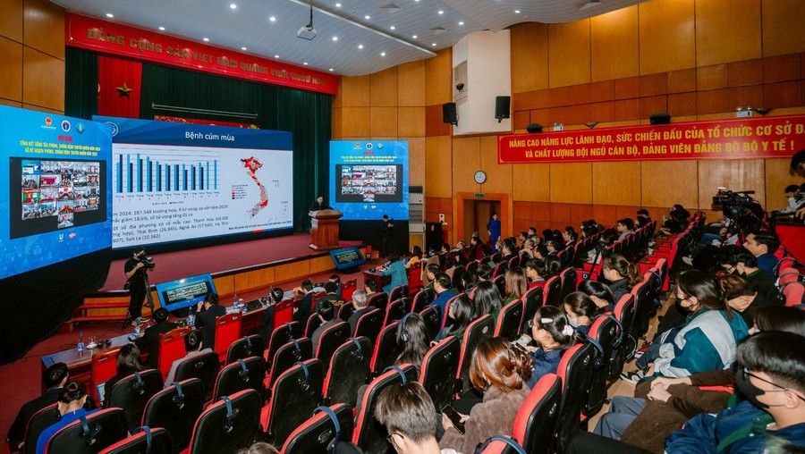 Toàn cảnh hội nghị tổng kết công tác phòng, chống bệnh truyền nhiễm năm 2024.
