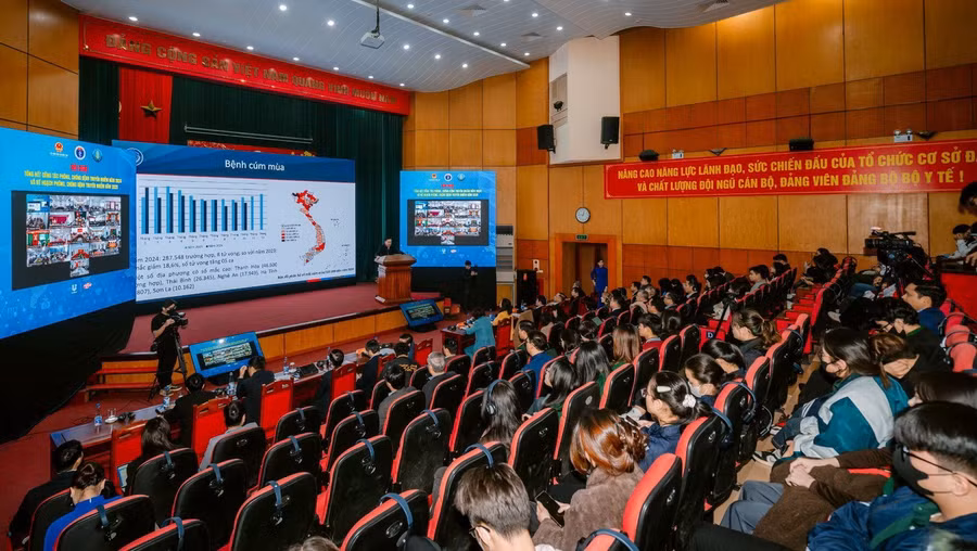 Toàn cảnh hội nghị tổng kết công tác phòng, chống bệnh truyền nhiễm năm 2024.