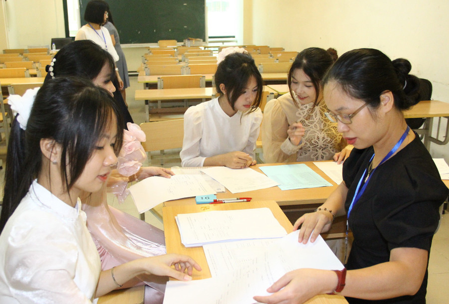 Thí sinh làm thủ tục vào phòng thi. img-1430.jpg