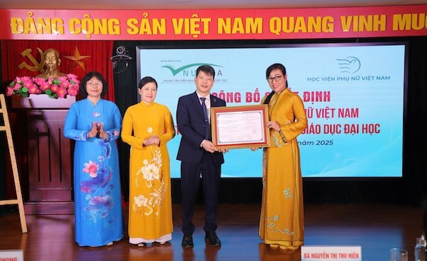 PGS.TS Tạ Thị Thu Hiền - Giám đốc Trung tâm Kiểm định chất lượng giáo dục (Đại học Quốc gia Hà Nội) trao Giấy chứng nhận kiểm định chất lượng chu kỳ 2 cho Học viện Phụ nữ Việt Nam.