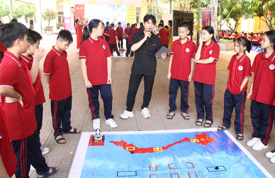 Học sinh được làm quen và giới thiệu về robot thông minh. img-2268.jpg