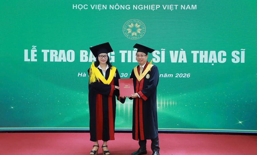 GS.TS Nguyễn Thị Lan – Giám đốc Học viện Nông nghiệp Việt Nam trao bằng tiến sĩ cho học viên.