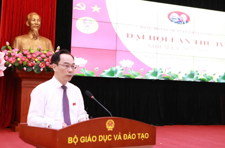 Thứ trưởng Bộ GD&ĐT Hoàng Minh Sơn phát biểu chúc mừng Đại hội Đảng bộ Cục Quản lý chất lượng.