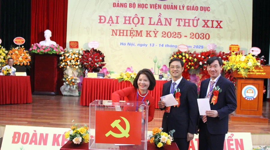 Đoàn chủ tịch Đại hội Đảng bộ Học viện Quản lý giáo dục bỏ phiếu bầu Ban chấp hành nhiệm kỳ 2025 - 2030.