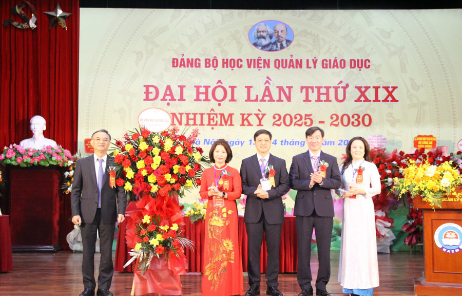 Thay mặt Đảng ủy Bộ GD&ĐT, đồng chí Nguyễn Viết Lộc tặng hoa chúc mừng Đại hội Đảng bộ Học viện Quản lý giáo dục. hocvienquanlygiaoduc-4.jpg