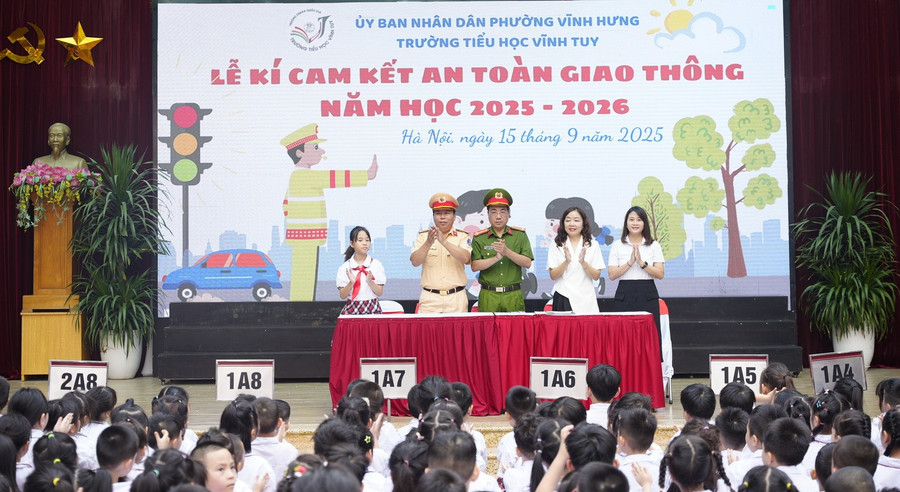 Trường Tiểu học Vĩnh Tuy cam kết cùng chính quyền địa phương, cảnh sát giao thông, công an và ban đại diện phụ huynh, học sinh thực hiện nghiêm quy định về trật tự an toàn giao thông. dsc9446.jpg