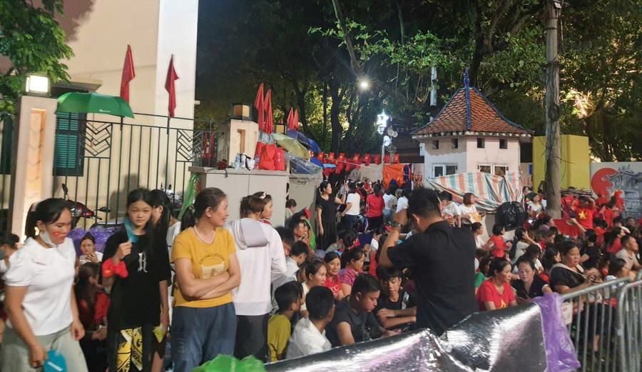 Người dân xếp hàng xuyên đêm trên phố Chu Văn An để chờ xem tổng duyệt A80.