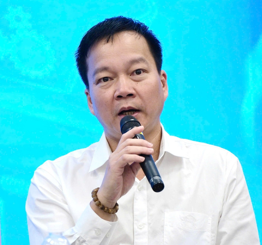 Ông Nguyễn Anh Dũng - Phó vụ trưởng Vụ Giáo dục đại học - trao đổi với học sinh về chuẩn đầu vào ngành vi mạch bán dẫn - Ảnh: NGUYÊN BẢO. vimachjpg11.jpg