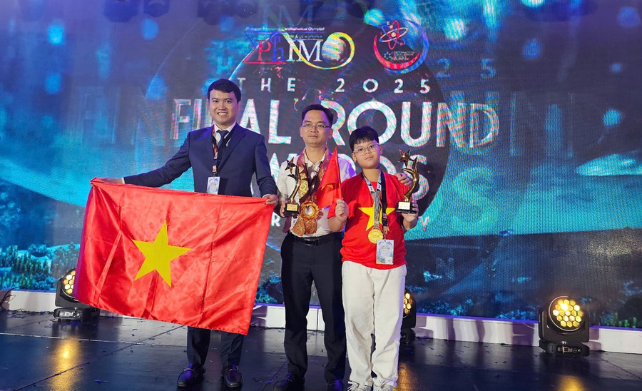 Học sinh Hoàng Khôi William, huy chương Vàng và đạt danh hiệu First Runner up (Á quân -ngoài cùng bên phải) cùng thầy Cai Việt Long, thầy Nguyễn Đăng Dũng (ở giữa).