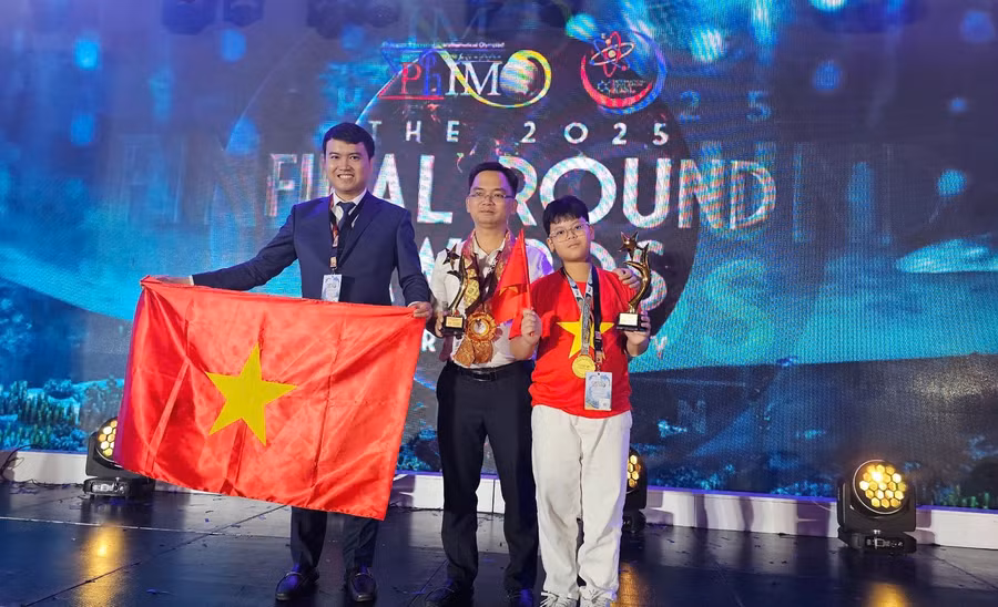 Học sinh Hoàng Khôi William, huy chương Vàng và đạt danh hiệu First Runner up (Á quân -ngoài cùng bên phải) cùng thầy Cai Việt Long, thầy Nguyễn Đăng Dũng (ở giữa).