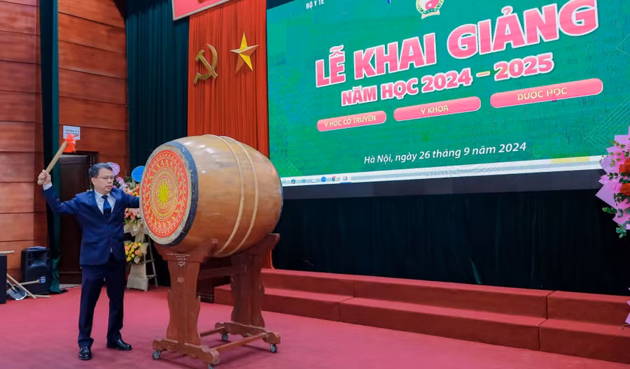 PGS.TS Nguyễn Quốc Huy đánh trống khai giảng năm học 2024 - 2025.