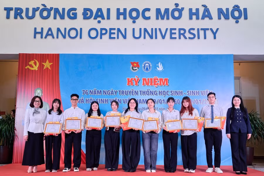 7-khen-thuong-sinh-vien-5-tot-cap-thanh-pho-1.jpg