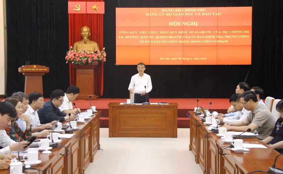 Ông Nguyễn Viết Lộc, Phó Bí thư Đảng ủy Bộ GD&ĐT phát biểu tại hội nghị.