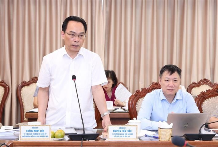 Thứ trưởng Hoàng Minh Sơn trao đổi tại buổi làm việc. img5857.jpg