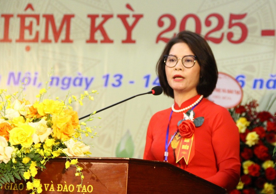 PGS.TS Nguyễn Thị Thu Hằng – Bí Thư Đảng ủy Học viện Quản lý giáo dục báo cáo tại Đại hội. img-1222.jpg