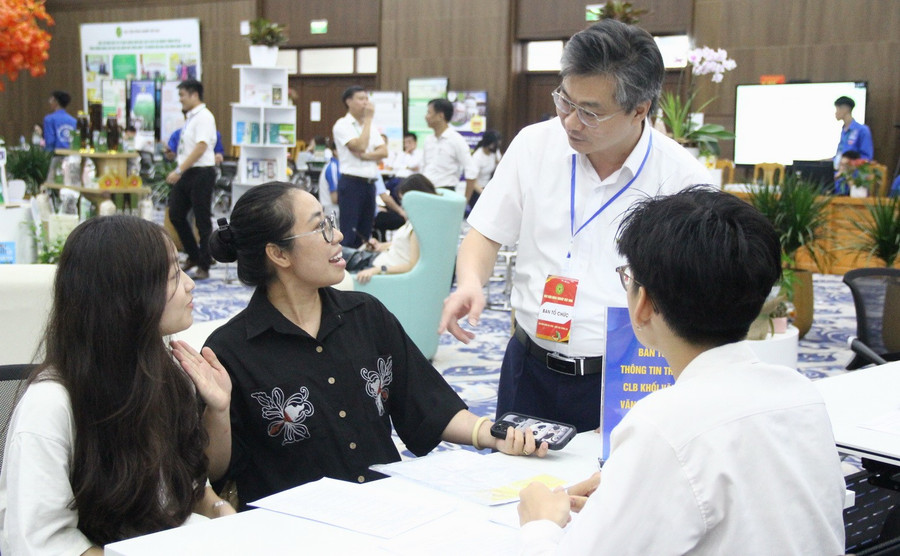 TS Nguyễn Công Tiệp – Phó Giám đốc Học viện Nông nghiệp Việt Nam trực tiếp đến kiểm tra, động viên, hướng dẫn phụ huynh và tân sinh viên đến nhập học.