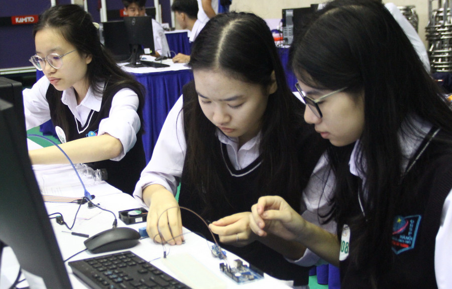 Đề bài mở gắn với tình huống thực tiễn và cung cấp bộ nguyên vật liệu cơ bản. hnue-4.jpg