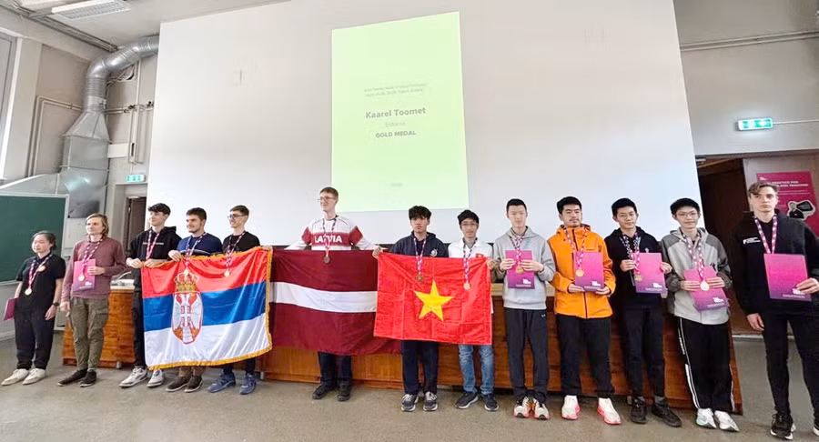 Khoảnh khắc hai đại diện Việt Nam nhận Huy chương Vàng tại Lễ trao giải NBPhO 2026.