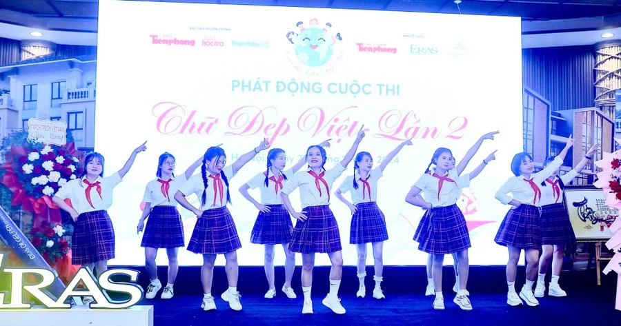 Đông đảo học sinh tham dự hưởng ứng lễ phát động.