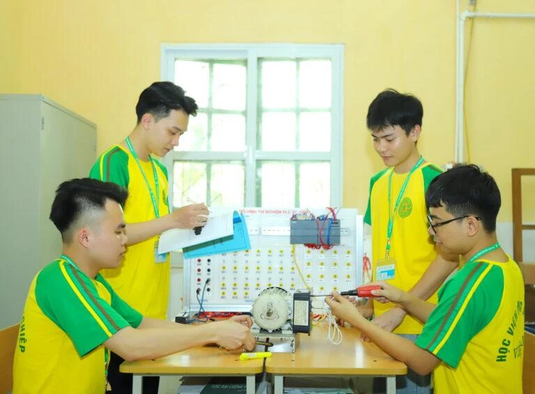 Sinh viên ngành Kỹ thuật điều khiển và Tự động hóa, Học viện Nông nghiệp Việt Nam thực hành tại phòng thí nghiệm.