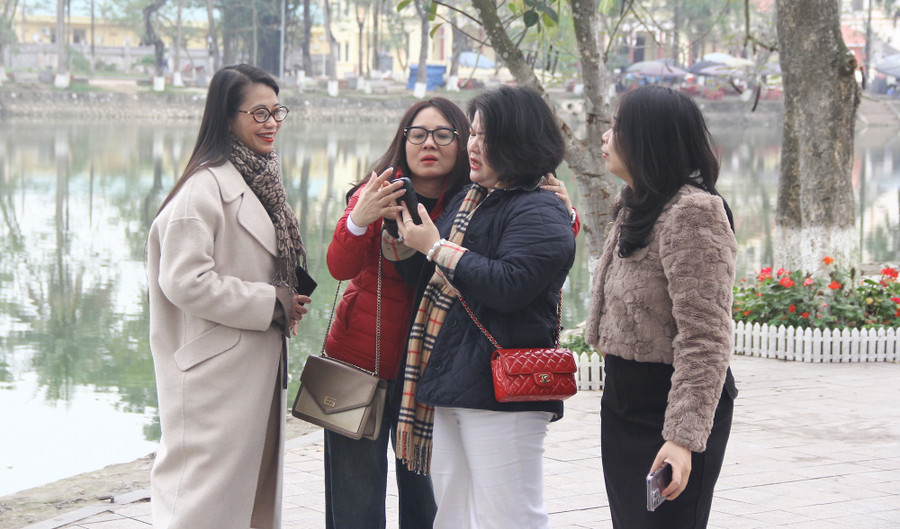 Các nữ cán bộ, đoàn viên công đoàn cơ quan Bộ GD&ĐT trao đổi kinh nghiệm nuôi dạy con, xây dựng gia đình hạnh phúc.