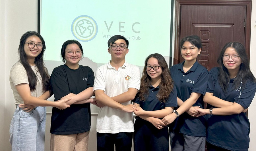 Hải An (Thứ 3 từ phải qua trái) là đồng sáng lập, Phó chủ nhiệm Câu lạc bộ Tiếng Anh Học viện Y - Dược học Việt Nam (2023-2024). haianjpg1.jpg