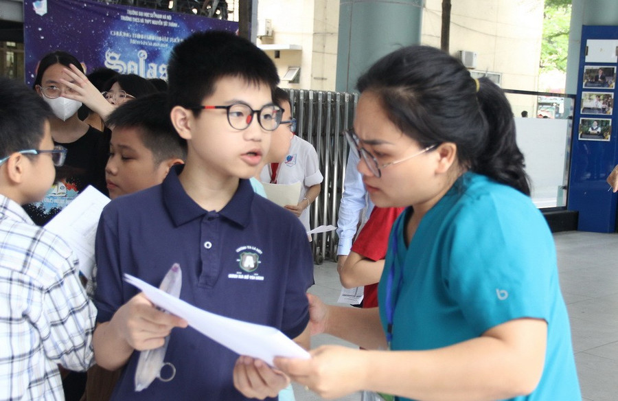 Cán bộ Trường THCS và THPT Nguyễn Tất Thành hướng dẫn, hỗ trợ thí sinh vào phòng thi. img-0365.jpg