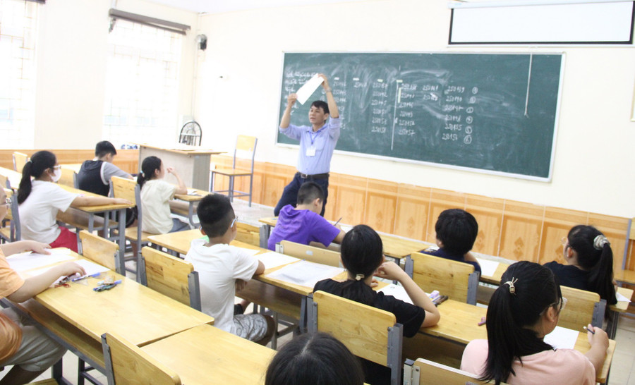 Giám thị hướng dẫn thí sinh viết các thông tin vào phiếu trả lời trắc nghiệm. img-0718.jpg