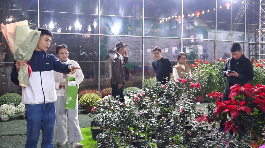 Đông đảo người dân và sinh viên Học viện Nông nghiệp Việt Nam tham gia Hội chợ Xuân năm 2026.