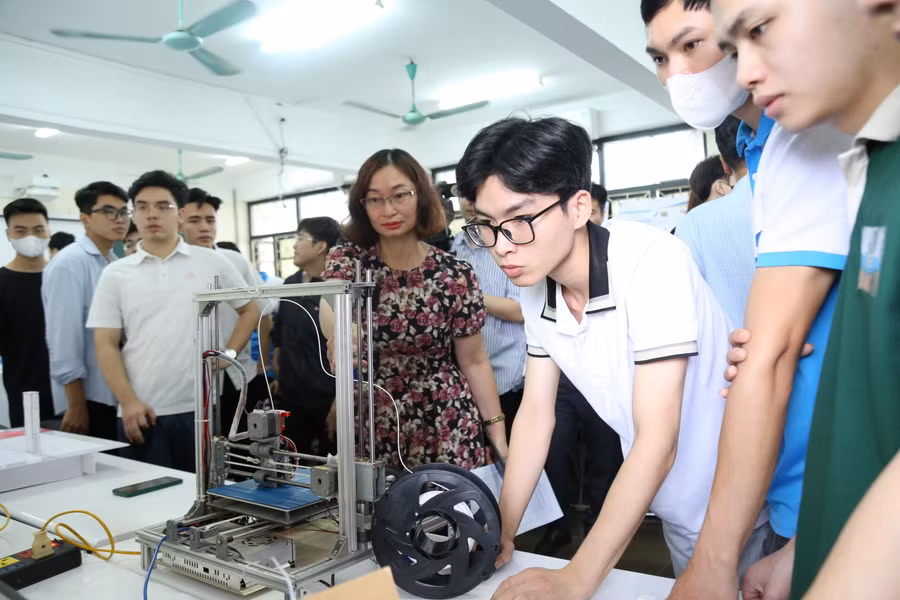 Cán bộ giảng viên, sinh viên Trường ĐH Giao thông vận tải.