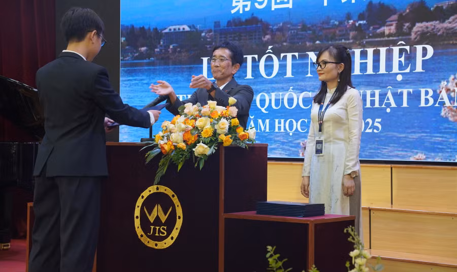 Ông Yamamoto Noriyuki - Hiệu trưởng Trường Quốc tế Nhật Bản đã trao bằng tận tay cho từng học sinh với sự trân trọng và nâng niu.