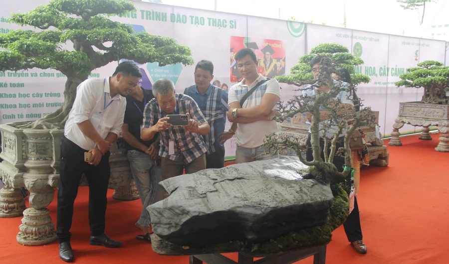 Du khách thích thú tham dự Festival hoa, cây cảnh VNUA 2025.