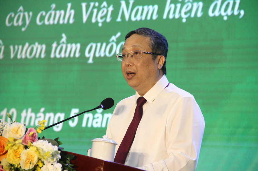 Thứ trưởng Bộ Nông nghiệp và Môi trường Hoàng Trung phát biểu tại sự kiện. caycanh-3.jpg