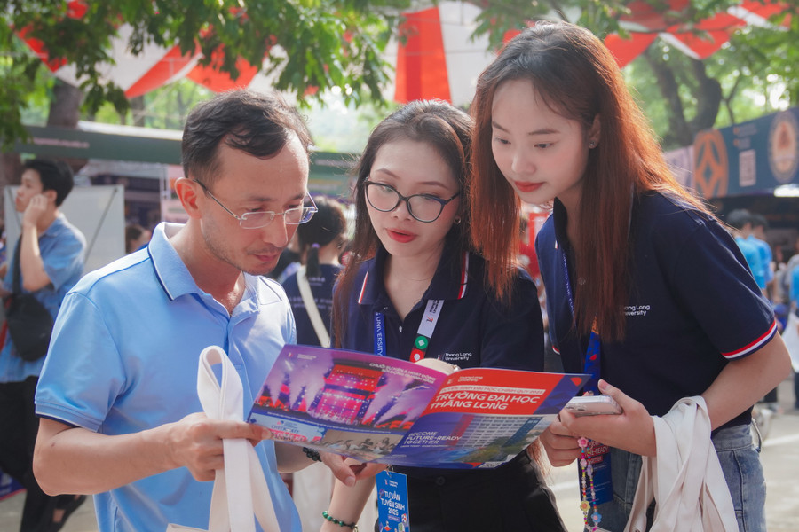 Phụ huynh, thí sinh tham dự Ngày hội lựa chọn nguyện vọng năm 2025 tại Đại học Bách khoa Hà Nội. 8.jpg