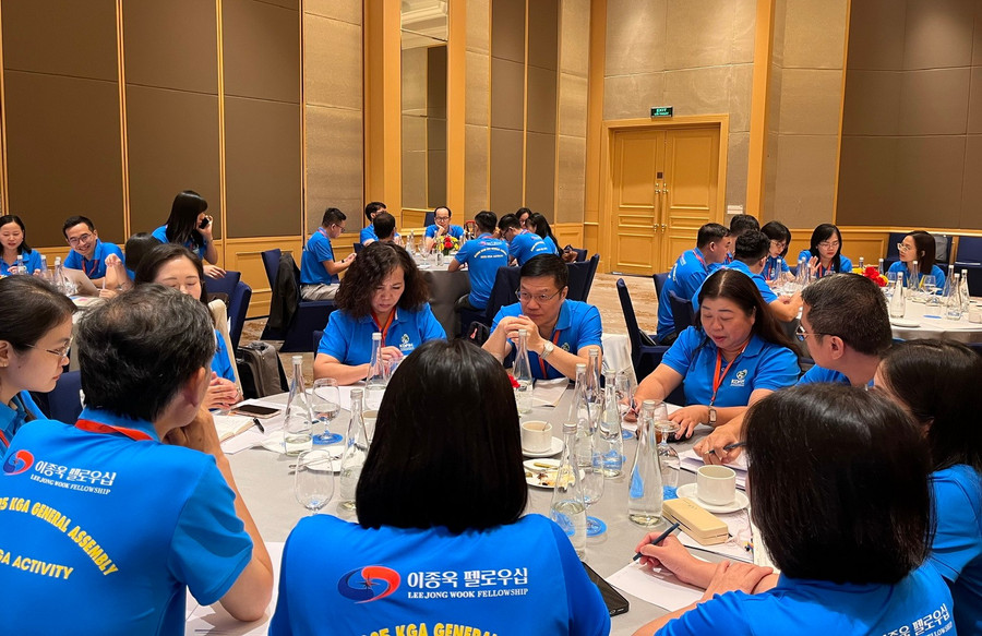 Các đại biểu thảo luận nhóm.