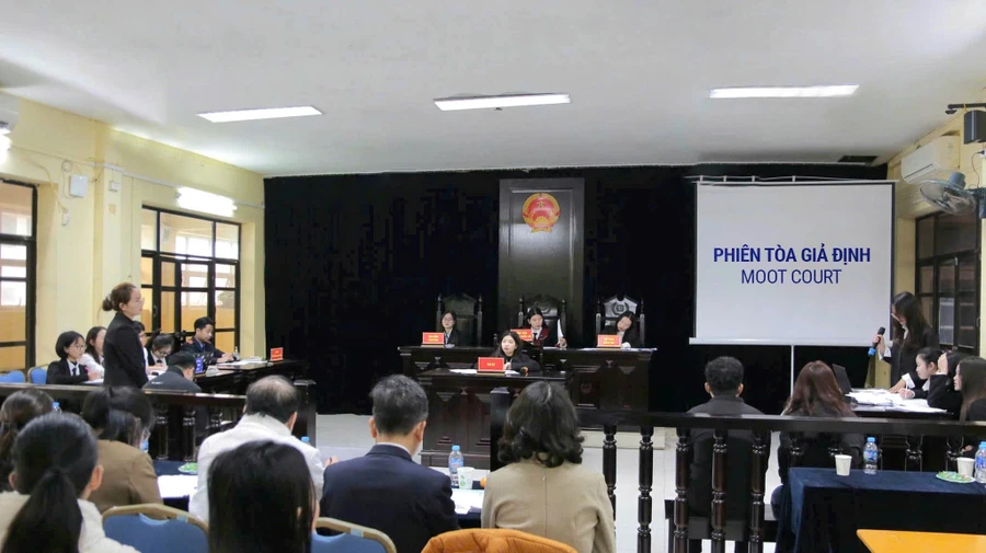 Sinh viên ngành Luật, Trường ĐH Mở Hà Nội thực hành diễn án.