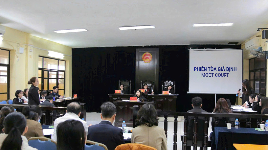 Sinh viên ngành Luật, Trường ĐH Mở Hà Nội thực hành diễn án.