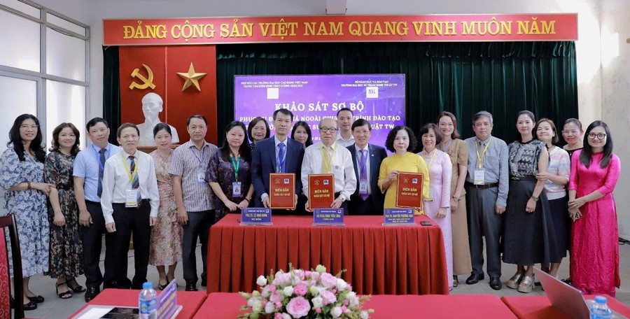 Đoàn ĐGN và Trường ĐHSP Nghệ thuật TW ký Biên bản ghi nhớ Khảo sát sơ bộ của Đoàn đánh giá ngoài 5 chương trình đào tạo.