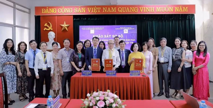 Đoàn ĐGN và Trường ĐHSP Nghệ thuật TW ký Biên bản ghi nhớ Khảo sát sơ bộ của Đoàn đánh giá ngoài 5 chương trình đào tạo.
