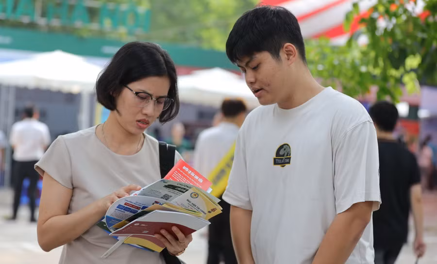 Thí sinh tham dự Ngày hội lựa chọn nguyện vọng xét tuyển 2025 tại Đại học Bách khoa Hà Nội - ngày 19/7.