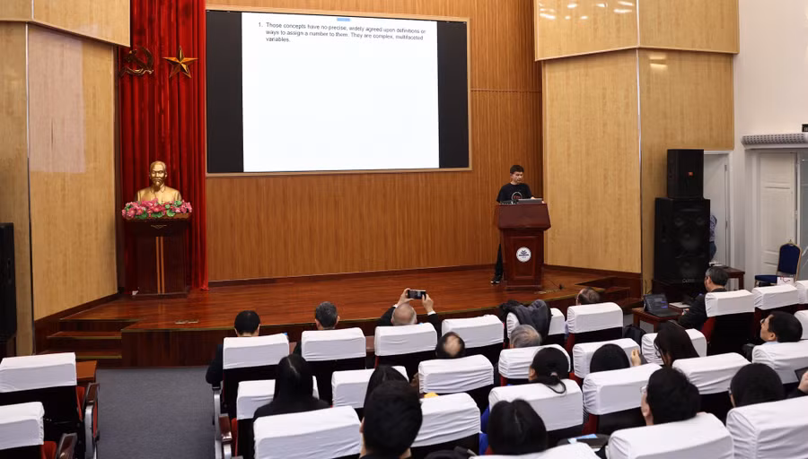 GS Neal Koblitz, Đại học Washington (Hoa Kỳ) có bài giảng đại chúng với Khoa Toán - Tin, Trường ĐH Sư phạm Hà Nội về 'Ngữ cảnh xã hội của Toán học'.