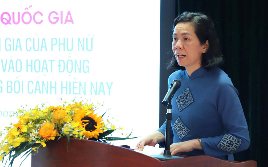 Phó Chủ tịch Hội Liên hiệp Phụ nữ Việt Nam Nguyễn Thị Minh Hương phát biểu tại hội thảo. binhdanggioi.jpg