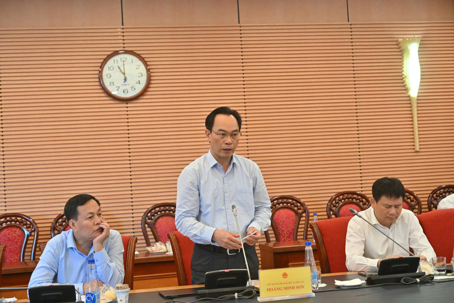 Thứ trưởng Bộ GD&ĐT Hoàng Minh Sơn trao đổi tại Tọa đàm. thutruongson.jpg